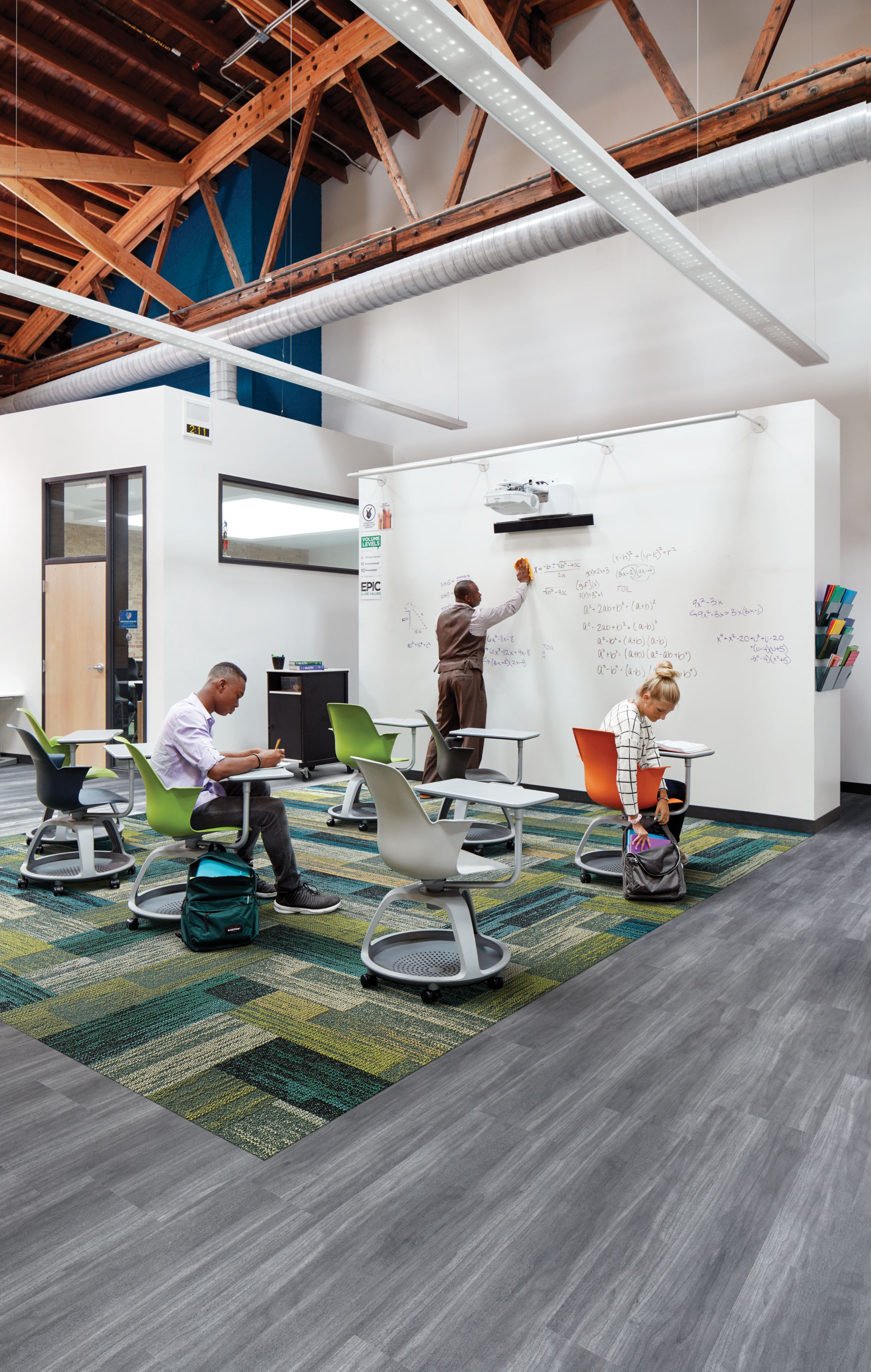 Interface Aerial Flying Colors AE317 plank carpet tile with Studio Set LVT in classroom imagen número 8